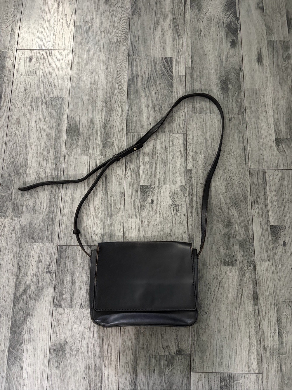 Nisolo Clara Black Leather Messenger Crossbody